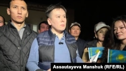 Жанболат Мамай қамаудан үйқамаққа шыққан сәт. Алматы, 2 қараша 2022 жыл.