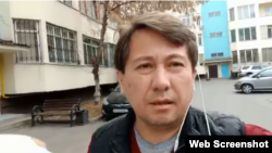 На кадре из видео — активист Асет Абишев