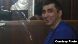 Гражданский активист Вадим Курамшин, обвиняемый в вымогательстве, в зале суда. Тараз, 2 мая 2012 года.