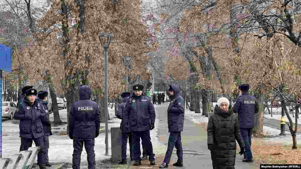 Әйелдер шеруін өткізуге рұқсат беруді талап еткен митингіні полицейлер мен Алматы әкімдігің қызметкерлері бақылады. Жиын өткен жерде бір автозак тұрды. 