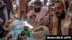 تصویرآرشیف: یکی از بازار های علنی فروش تریاک در جنوب افغانستان 