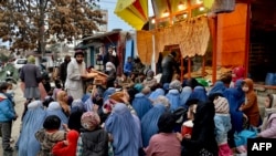 آرشیف، شماری از خانواده‌های نیازمند در افغانستان که برای بدست آوردن کمک نان خشک در مقابل یک نانوایی در شهر کابل تجمع کرده‌اند