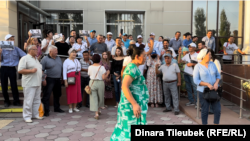 Шымкентте Қаңтар оқиғасынан соң "Жаппай тәртіпсіздік" бабымен сотталған Қайрат Сұлтанбек, Ләззат Досмамбетова және Жанмұрат Аштаевтың аппеляциялық сотына келген жақындары. 7 қыркүйек 2022 жыл.