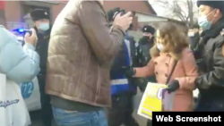Полиция задерживает участников пикетов, выступающих за освобождение их родных в Синьцзяне, Алматы, 4 декабря 2021 года