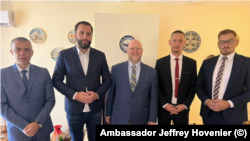 Ambasador Jeffrey Hovenier (u sredini) i četvorica političara na sastanku 22. avgusta, 2023.