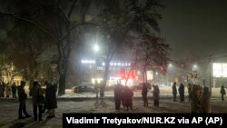 Алматыда жер сілкінісінен соң сыртта тұрған адамдар. 23 қаңтар 2024 жыл.