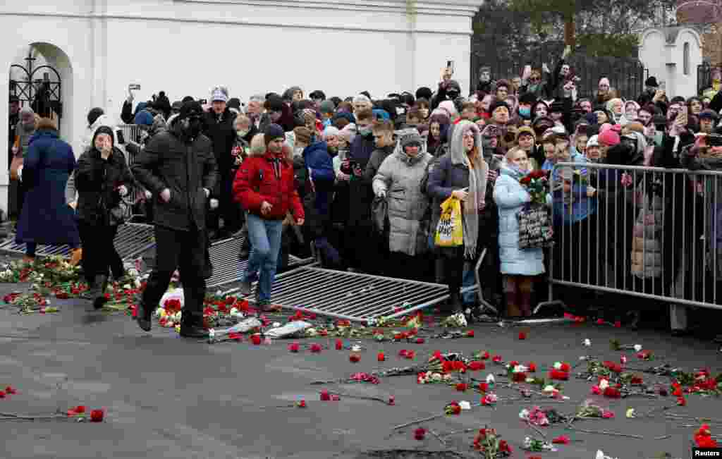 Собравшиеся прорвали ограждения.