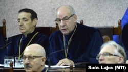 Sulyok Tamás, az Alkotmánybíróság elnöke (középen) 2022. november 15-én