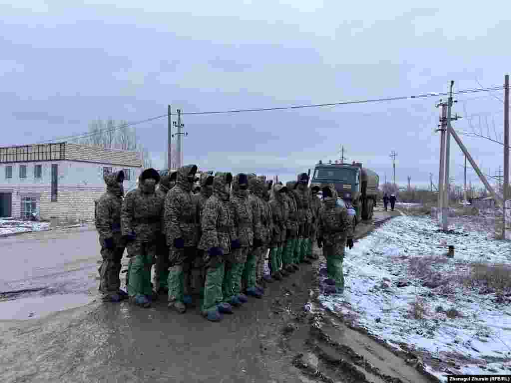 Для борьбы с последствиями паводков привлекли военных и спасателей из соседней Западно-Казахстанской области. ДЧС сообщает, что в регионе откачано более 351 тысячи кубометров талой воды 