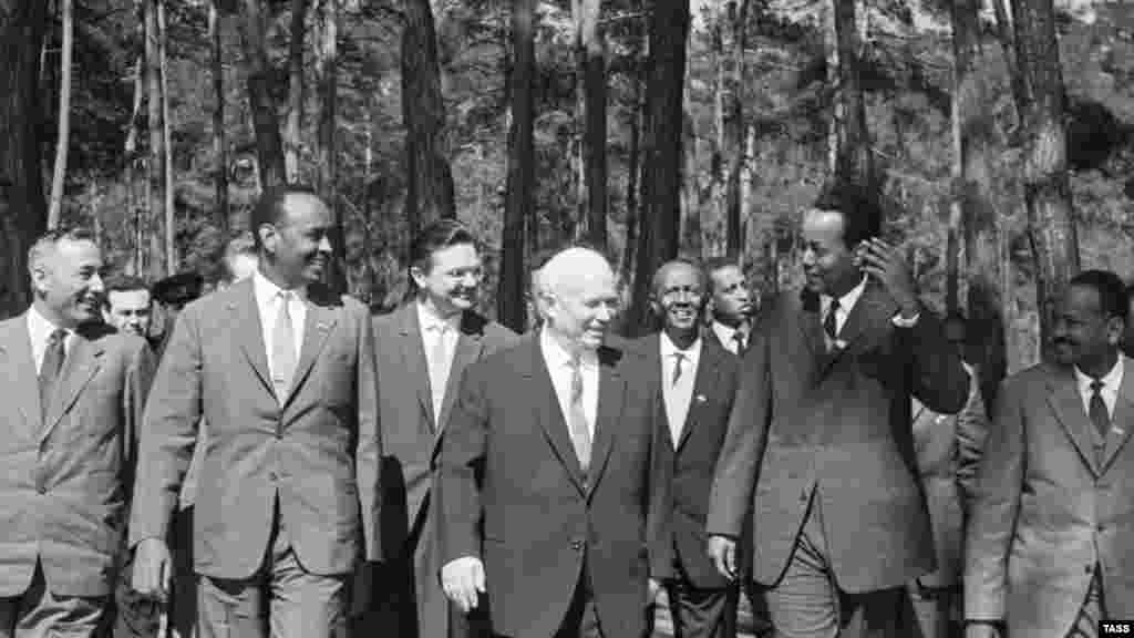 В 1958-1961 годах по распоряжению первого секретаря ЦК КПСС Никиты Хрущёва в Пицунде построили комплекс госдач. Там он отдыхал и принимал иностранных гостей. На фото – 1962-й год. Хрущев вместе с министром торговли Гвинеи и послом этой африканской страны. 