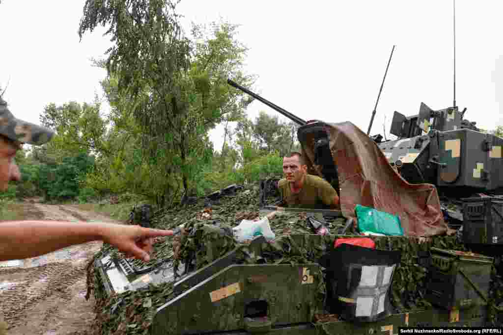 Основна зброя Bradley — 25-мм автоматична гармата M242 Bushmaster. Додатково БМП має спарений 7,62-мм кулемет M240C та пускову установку ПТРК TOW