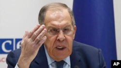 Сергей Лавров по време на пресконференцията си в Скопие в петък.
