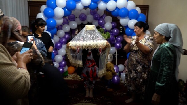 Persian-Style Weddings In Uzbekistan: Throwing Money Into The Air 