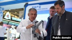 Рөстәм Миңнеханов "ЭКСПО Кытай - Евразия" күргәзмәсендә пилотсыз очкыч тотып тора 
