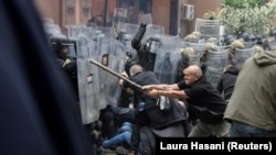 Përleshjet mes protestuesve serbë dhe trupave të KFOR-it në Zveçan më 29 maj 2023.