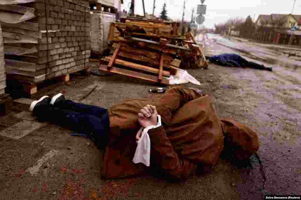 Буча, фото від 3 квітня 2022 року Коли російські війська після 33-денної окупації були вимушені відступити з Бучі, яка фактично є передмістям Києва, то Україна і світ побачили сцени жаху, які неможливо забути. Тіла убитих цивільних, деякі зі зв’язаними за спиною руками, лежали на вулицях. Ці фотосвідчення опублікували всі світові інформаційні агенції. Буча стала символом воєнних злочинів Росії 