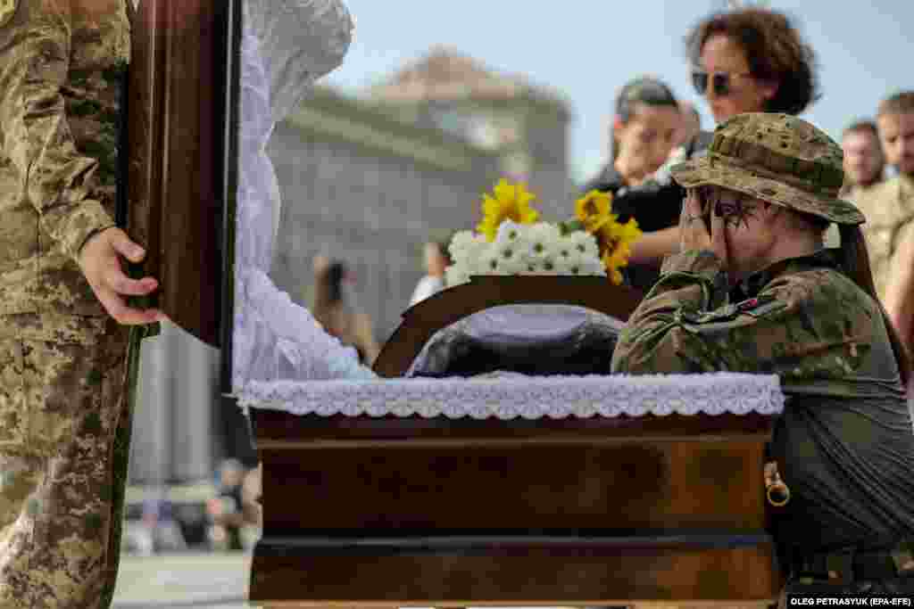 Ceremonia de rămas bun de la un militar ucrainean căzut pe front în estul Ucrainei, la care au participat colegii și familia. Piața Independenței, Kiev, 28 august 2023.