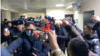 Журналист Сайпидин Султаналиевди милиция кызматкерлери сотко алып келе жаткан учур. 17-январь, 2024-жыл.