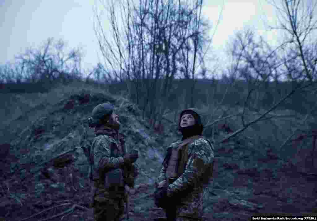 Украинские солдаты наблюдают за тем, не приближаются ли российские беспилотники. Окрестности Бахмута, 6 марта 2024 года.