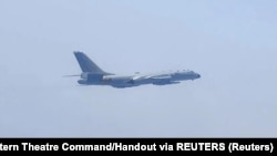 Një avion kinez gjatë stërvitjeve ushtarake afër Tajvanit. 8 prill 2023.