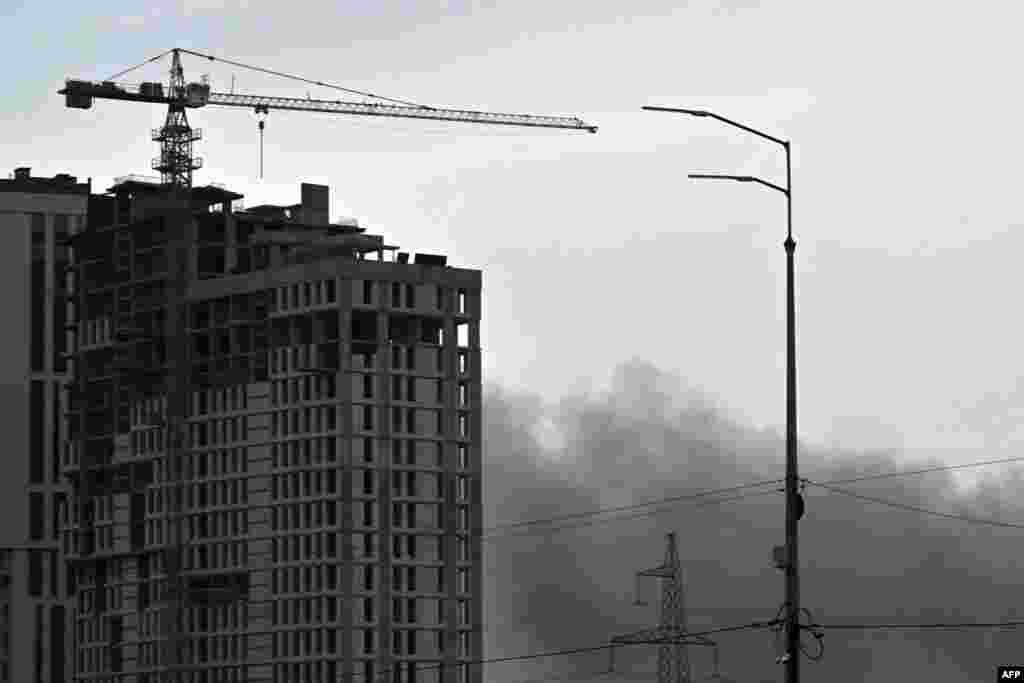 Tymi ngrihet në qiell pas sulmit rus me raketa në Kiev më 9 mars 2023. 