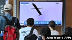 Njerëz duke shikuar një ekran televiziv, teksa po shfaqeshin pamje nga arkivi të një prove raketore koreanoveriore, në një stacion hekurudhor në Seul, Kore e Jugut, më 22 korrik 2023.