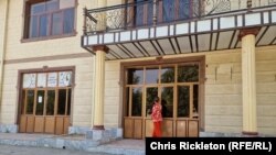 Женщина у входа в здание в Нурободском районе Самаркандской области. Май 2023 года