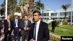 Rishi Sunak brit miniszterelnök a médiának nyilatkozik a Ben-Gurion nemzetközi repülőtéren, Tel-Aviv közelében 2023. október 19-én