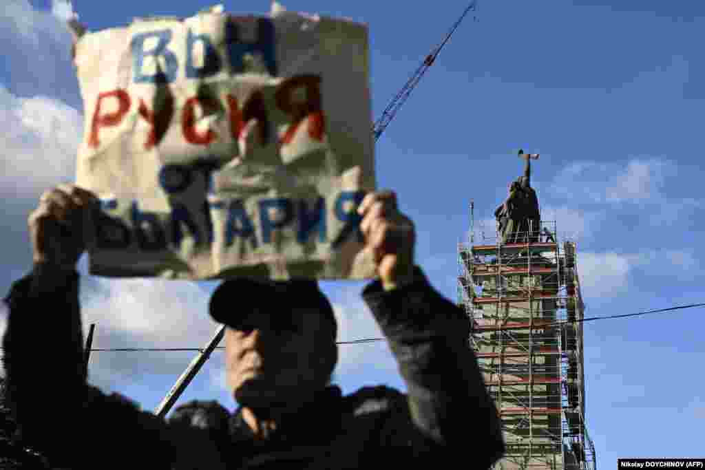 Поддерживающий снос памятника мужчина держит плакат: «Выведите Россию из Болгарии». Другие жители Болгарии давно рассматривают монумент как оскорбление памяти болгар, пострадавших от коммунистического режима, который существовал в стране при поддержке Советского Союза 
