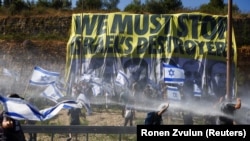 Policija ispaljuje vodene topove na dmeonstrante koji su blokirali saobraćaj na autoputu ka Jerusalimu, 11. jul 2023.