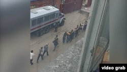 Полиция алып бараткан тажик мигранттары. 3-апрель, 2024-жыл.