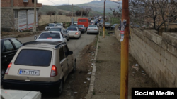تصاویر منتشر شده در شبکههای اجتماعی نیز از راهبندان و ترافیک سنگین در روستای آیچی از توابع سقز حکایت دارد