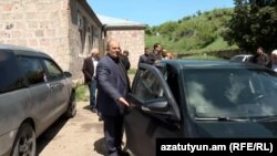 Տավուշի մարզպետ Հայկ Ղալումյանը լրագրողների հարցերին չպատասխանեց, նստեց մեքենան ու հեռացավ, Կիրանց, 17-ը մայիսի, 2024թ․