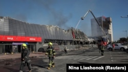 Vatrogasci gase požar koji je zahvatio tržni centar nakon ruskog napada dronovima na Odesu, Ukrajina, 14. avgust