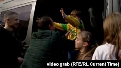 Украинские дети, вывезенные Россией в Крым, воссоединяются с семьями