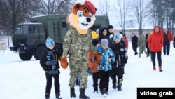 Журналисттер орус бийлиги мекенинен күчтөп чыгарып кеткен украин балдарынын айрымдарын Беларустагы лагерлерге жайгаштырганын жазышкан.