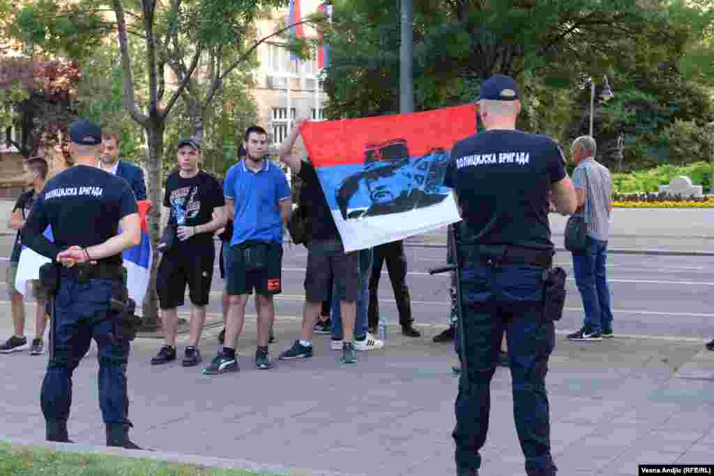 Komemorativni skup se odvijao uz pojačano prisustvo policije, koja nije dozvolila grupi od dvadesetak desničara da priđu parku ispred Predsedništva Srbije. Neki od njih nosili su majice i zastave sa likom Ratka Mladića, generala Vojske Republike Srpske koji je pred međunarodnim tribunalom u Hagu osuđen na doživotnu kaznu zatvora za genocid u Srebrenici i druge ratne zločine. 