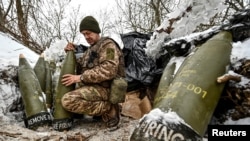 Запорожье облусундагы фронт тилкесинде артиллериялык снаряддарды даярдап жаткан украиналык аскер. 14-январь, 2024-жыл.