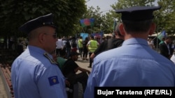 Policija nadgleda protest u Gračanici, 29. avgust 2023.