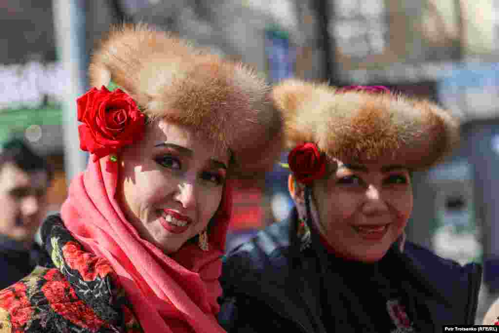 Участницы праздничного шествия 