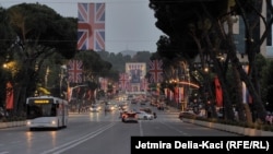 Bulevar mučenika nacije u Tirani ukrašen je britanskim i albanskim zastavama, uoči dolaska Camerona 21. maja 2024.