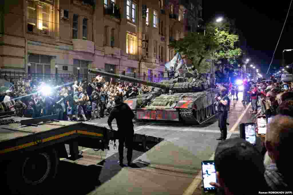 Бойцы группы «Вагнер» готовятся покинуть штаб Южного военного округа в Ростове-на-Дону, чтобы вернуться на свою базу. Федеральная служба безопасности России объявила о возбуждении уголовного дела против Пригожина за «подстрекательство к вооружённому мятежу» после того, как он пообещал возглавить «марш справедливости» против высших должностных лиц Минобороны России