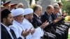 Muftija Nuridin Koliknazarov (treći slijeva), predsjednik Šavkat Mirzijev i premijer Abdula Aripov mole se tokomjavnog nastupa u Taškentu 31. avgusta, 2023.