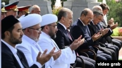 Muftija Nuridin Koliknazarov (treći slijeva), predsjednik Šavkat Mirzijev i premijer Abdula Aripov mole se tokomjavnog nastupa u Taškentu 31. avgusta, 2023.