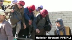 تعدادی از جوانان افغان که در تلاش رفتن غیر قانونی به ایران هستند تا بتوانند فرصت های کاری و تحصیلی را جستجو کنند.