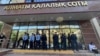 Сотрудники полиции перегородили вход в суд перед началом суда по делу о «захвате аэропорта Алматы». 19 сентября 2023 года