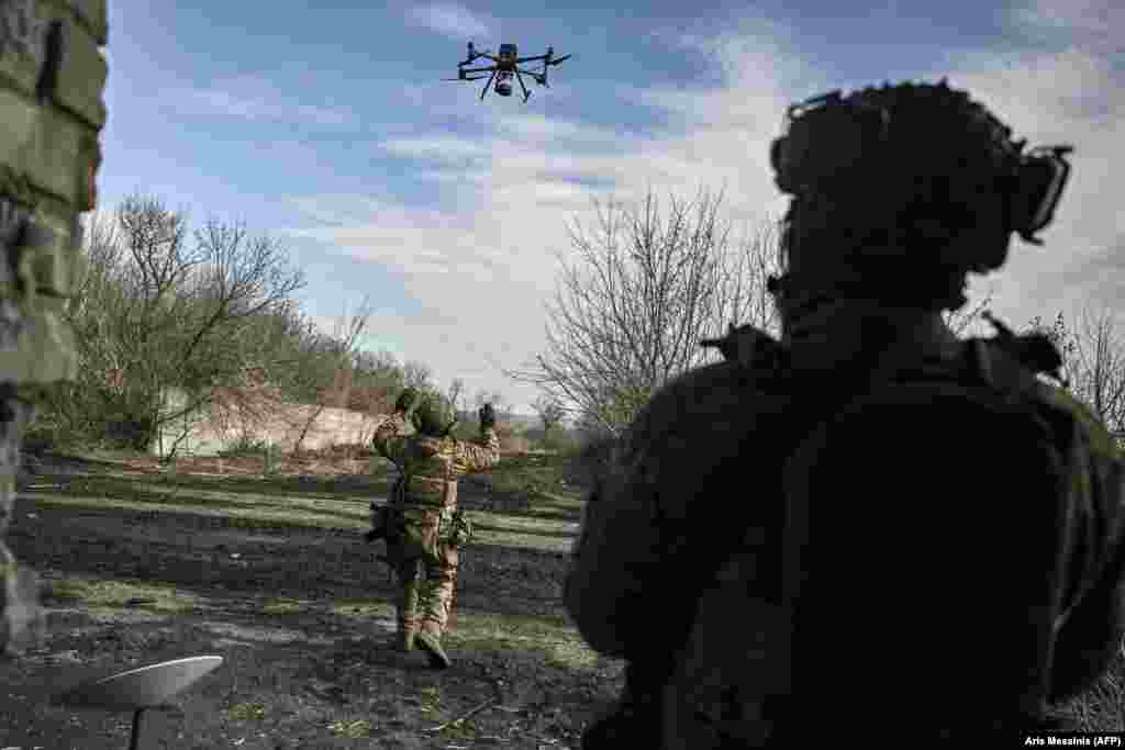 Forțele ucrainene folosesc drone pentru a localiza și a ținti pozițiile rusești. 