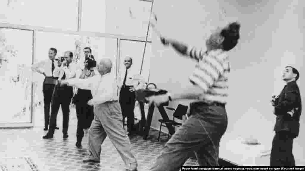 Именно во время отдыха на пицундской даче в октябре 1964 года Хрущев узнал, что в Кремле поставили вопрос о его немедленном смещении со всех постов. На фото – 1963-й год. Хрущев играет в бадминтон во время отдыха в Пицунде. У двери – посол США.