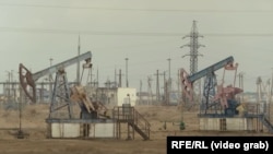 Буровые установки на нефтяном месторождении на западе Казахстана