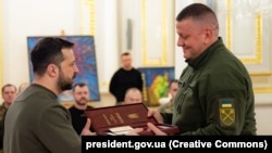 Зеленский Украинанын Куралдуу күчтөрүнүн мурдагы башкы колбашчысы Валерий Залужныйга «Алтын жылдыз» орденин тапшырууда. Киев, 9-февраль, 2024-жыл.